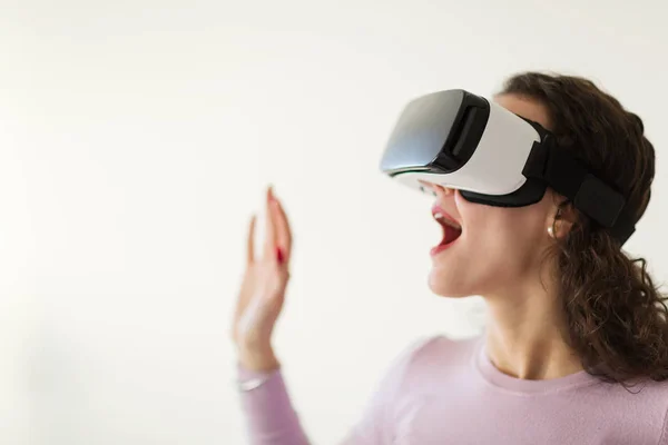 Schöne Junge Frau Versucht Virtual Reality Brille Hause — Stockfoto