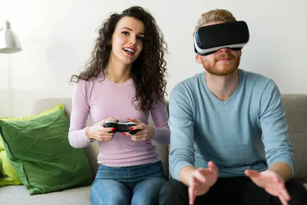 幸せな若いカップル仮想現実ヘッドセット自宅はビデオゲームをプレイ — ストック写真