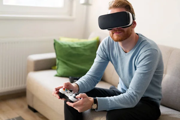 Schöner Junger Mann Spielt Videospiele Mit Virtual Reality Headset — Stockfoto