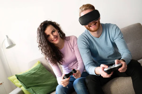 Jovem Casal Feliz Jogando Jogos Vídeo Com Fones Ouvido Realidade — Fotografia de Stock