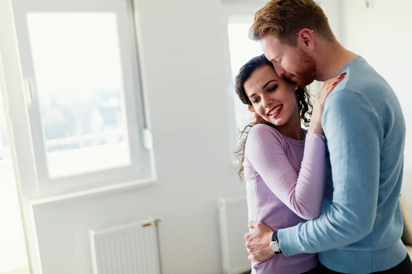 Jeune Couple Heureux Ayant Des Moments Romantiques Ensemble Maison — Photo