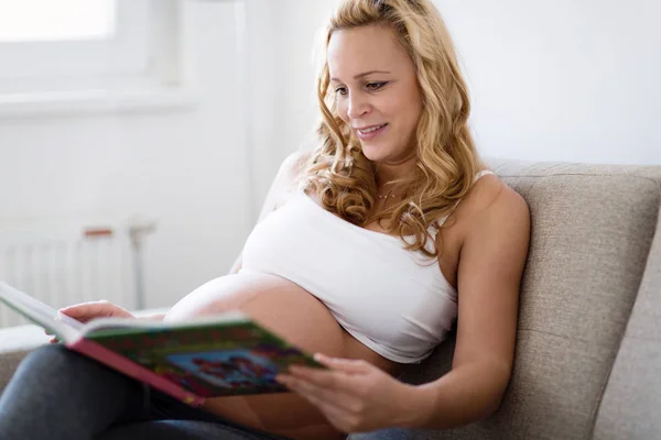 Mujer Embarazada Descansando Casa Leyendo Libro Sofá — Foto de Stock