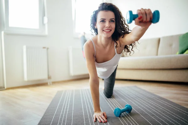 Jonge Aantrekkelijke Sportvrouw Fitness Oefeningen Thuis Doen — Stockfoto