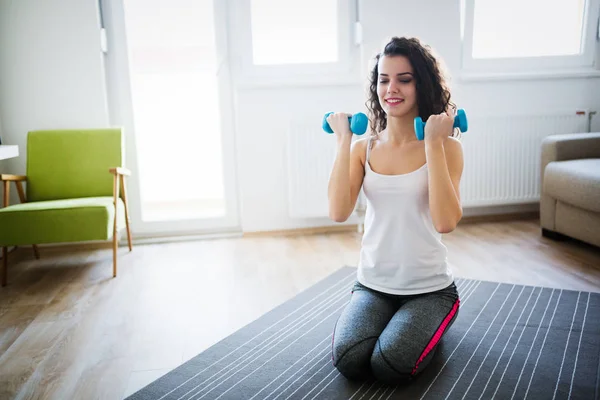 Junge Attraktive Sportlerin Macht Fitnessübungen Hause — Stockfoto