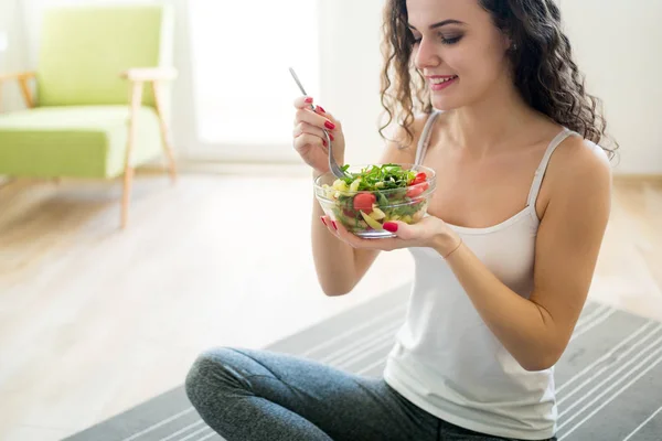 Fitness Jeune Femme Manger Des Aliments Sains Après Entraînement — Photo