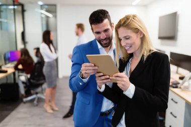 Genç çekici iş çift kendi şirketindeki tablet kullanma