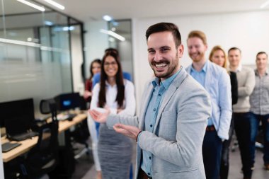 Ofiste poz genç bakış açısı iş adamları başarılı ekip