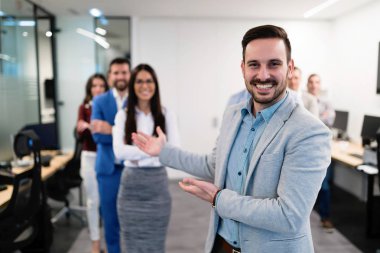 Ofiste poz genç bakış açısı iş adamları başarılı ekip