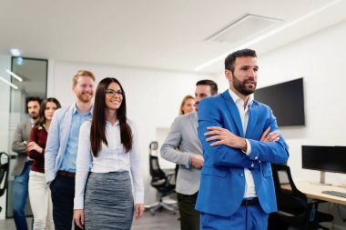 Ofiste poz genç bakış açısı iş adamları başarılı ekip