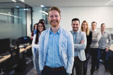 Ofiste poz genç bakış açısı iş adamları başarılı ekip