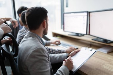 Bilgisayarda Office birlikte çalışma iş adamları resmini