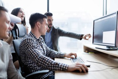 Bilgisayarda Office birlikte çalışma iş adamları resmini