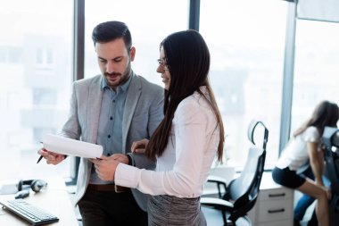 Proje hakkında tartışma ofiste olan iş adamları resmini