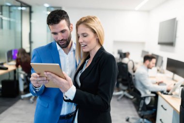 Genç çekici iş çift kendi şirketindeki tablet kullanma