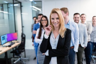 Ofiste poz başarılı iş takım grup resmi