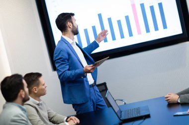 İş toplantı seminer konferans salonunda resmi