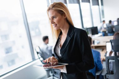 Güzel işkadını modern ofiste dijital tablet kullanma