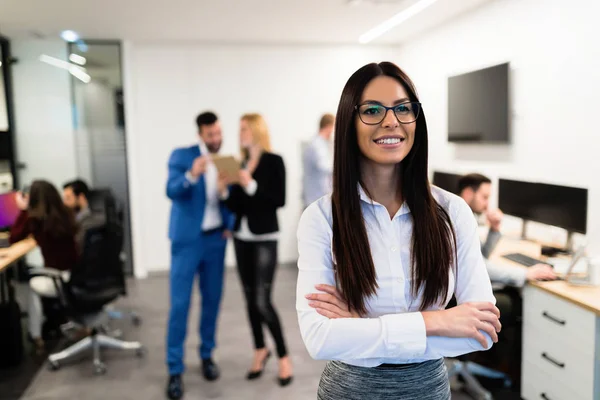 Portrait Jeune Femme Affaires Attrayante Posant Dans Bureau — Photo