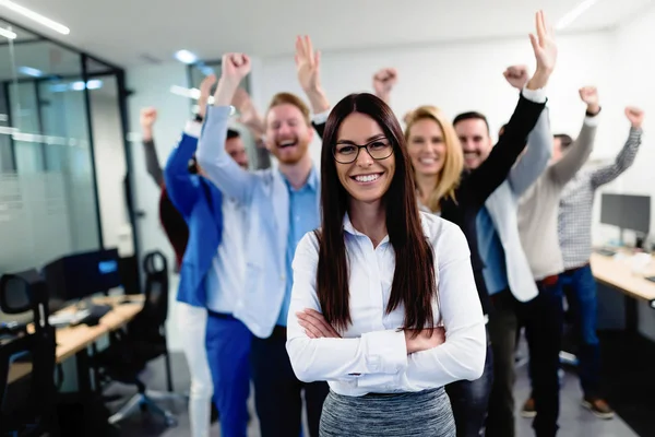 Framgångsrika Team Unga Perspektiv Företagare Poserar Office — Stockfoto