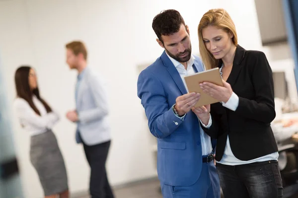 Atractiva Pareja Negocios Que Trabajan Tableta Oficina Moderna Juntos — Foto de Stock