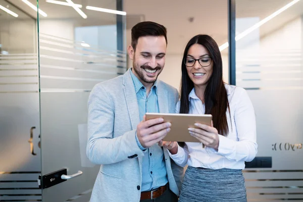 Atractiva Pareja Negocios Que Trabajan Tableta Oficina Moderna Juntos — Foto de Stock