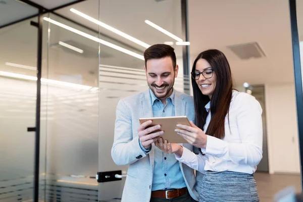 Pasangan Bisnis Yang Menarik Bekerja Pada Tablet Kantor Modern Bersama — Stok Foto