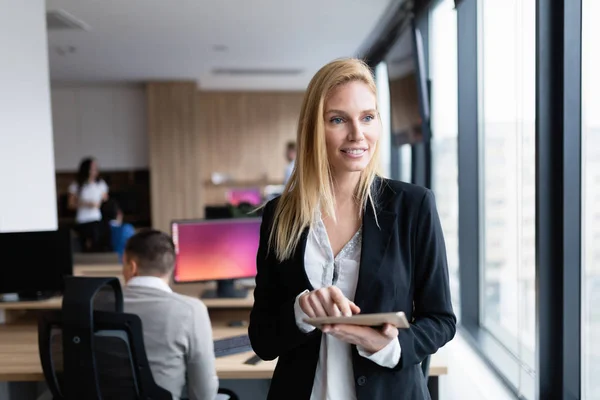 Vacker Affärskvinna Med Digital Tablett Moderna Kontor — Stockfoto