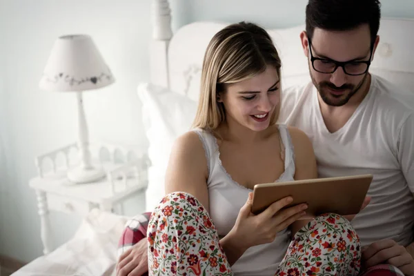 Jovem Casal Atraente Usando Tablet Digital Quarto — Fotografia de Stock