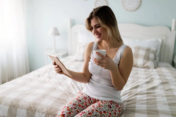 Schöne Junge Frau Mit Digitalem Tablet Bett — Stockfoto