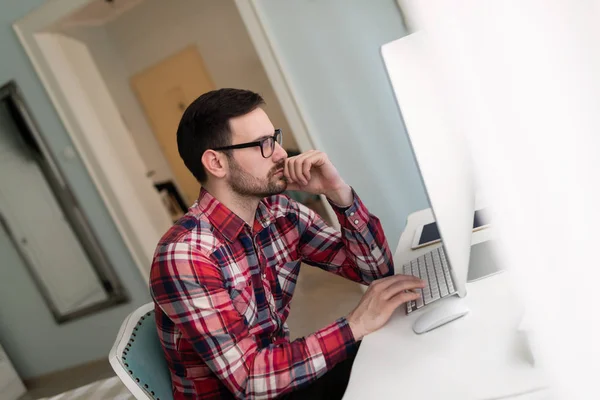 Jeune Beau Concepteur Travaillant Sur Projet Sur Son Ordinateur Maison — Photo