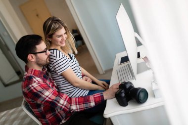 Birlikte onların evden çalışan genç çekici tasarımcılar