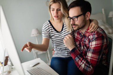 Birlikte onların evden çalışan genç çekici tasarımcılar