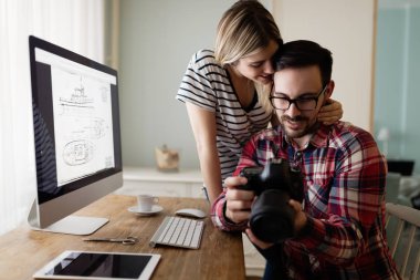 Birlikte onların evden çalışan genç çekici tasarımcılar