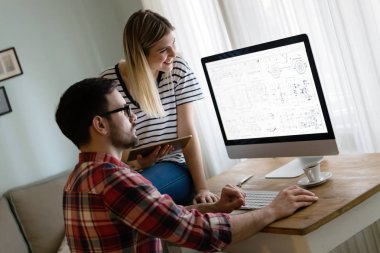 Birlikte onların evden çalışan genç çekici tasarımcılar