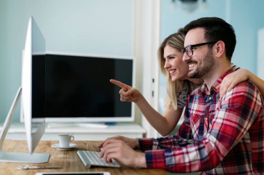 Birlikte onların evden çalışan genç çekici tasarımcılar
