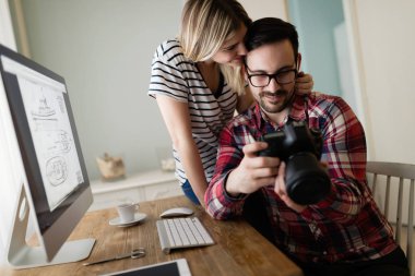 Birlikte onların evden çalışan genç çekici tasarımcılar