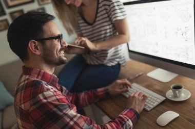 Birlikte onların evden çalışan genç çekici tasarımcılar