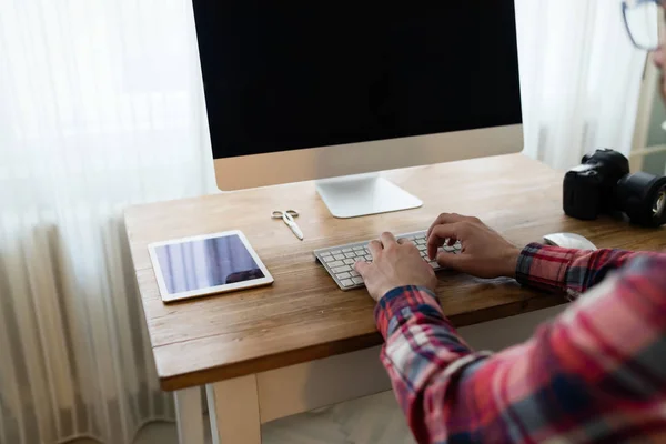 Junger Gutaussehender Designer Arbeitet Hause Computer Einem Projekt — Stockfoto