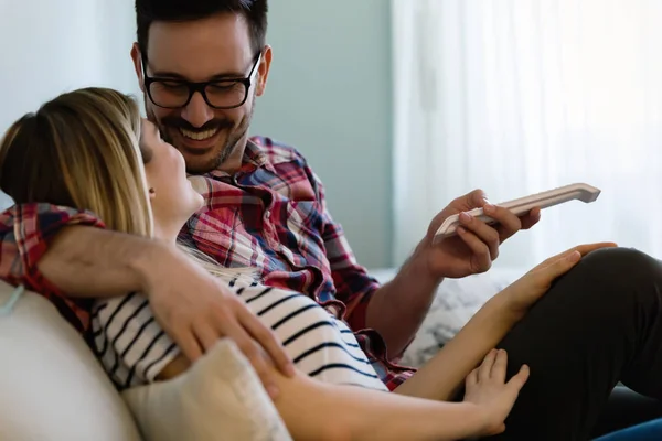 Feliz Jovem Casal Assistindo Sua Casa — Fotografia de Stock