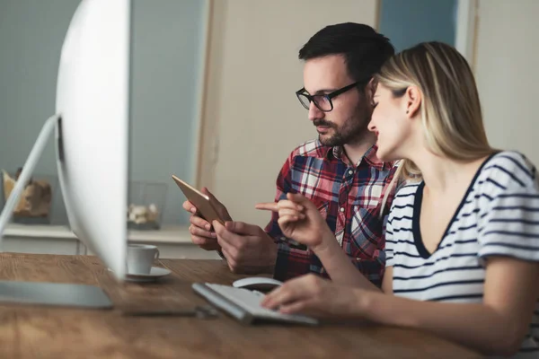 Jovens Designers Atraentes Trabalhando Juntos Partir Sua Casa — Fotografia de Stock