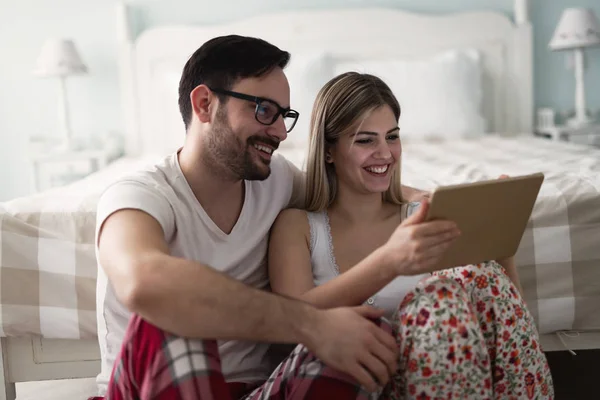 Mladý Atraktivní Pár Pomocí Digitálních Tabletu Ložnici — Stock fotografie