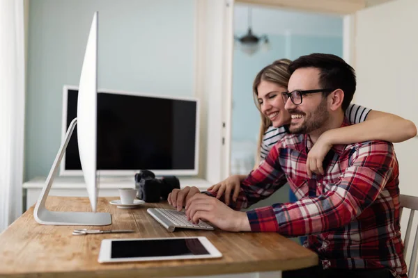 Jovens Designers Atraentes Trabalhando Juntos Partir Sua Casa — Fotografia de Stock