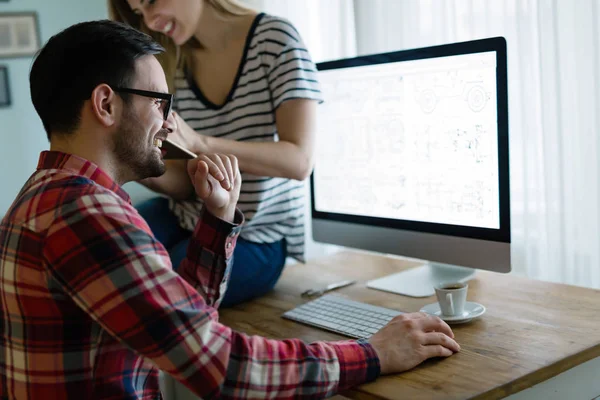 Birlikte onların evden çalışan genç çekici tasarımcılar