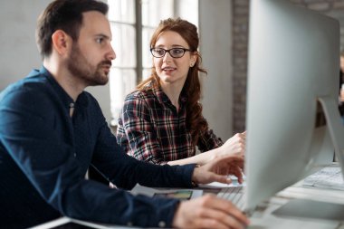 Resim birlikte modern ofisinde çalışan mimarlar