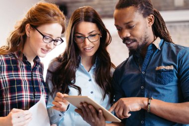 Ofiste tartışan genç çekici Mimarlar portresi