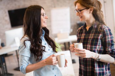 Ofiste tartışan genç çekici Mimarlar portresi