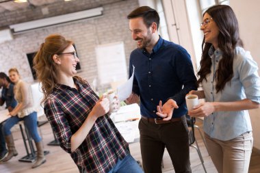Ofiste tartışan genç çekici Mimarlar portresi