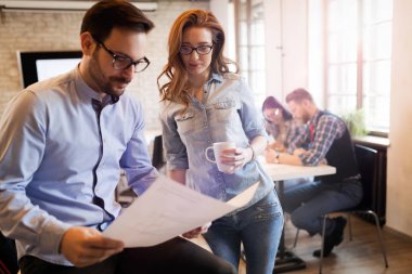 Modern ofiste birlikte tartışmaya genç çekici mimarlar