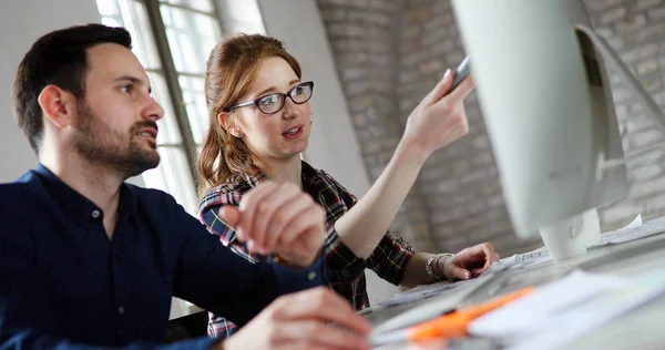 Portret Van Jonge Attactive Ontwerpers Werken Computer — Stockfoto