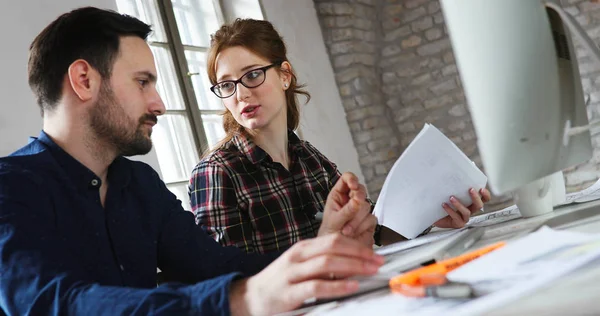 Ritratto Giovani Designer Attivi Che Lavorano Computer — Foto Stock